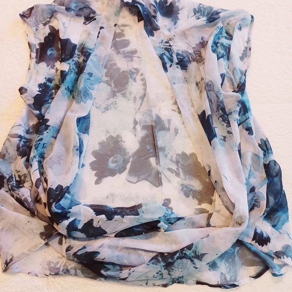 Sheer split top - Picture 4 of 6